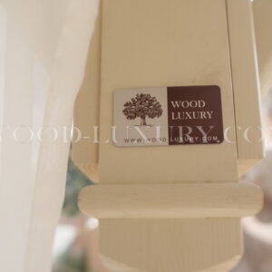 Фирменная табличка Wood Luxury на светлом деревянном столбе беседки — знак качества. Фирменная табличка Wood Luxury на светлом деревянном столбе беседки — знак качества.